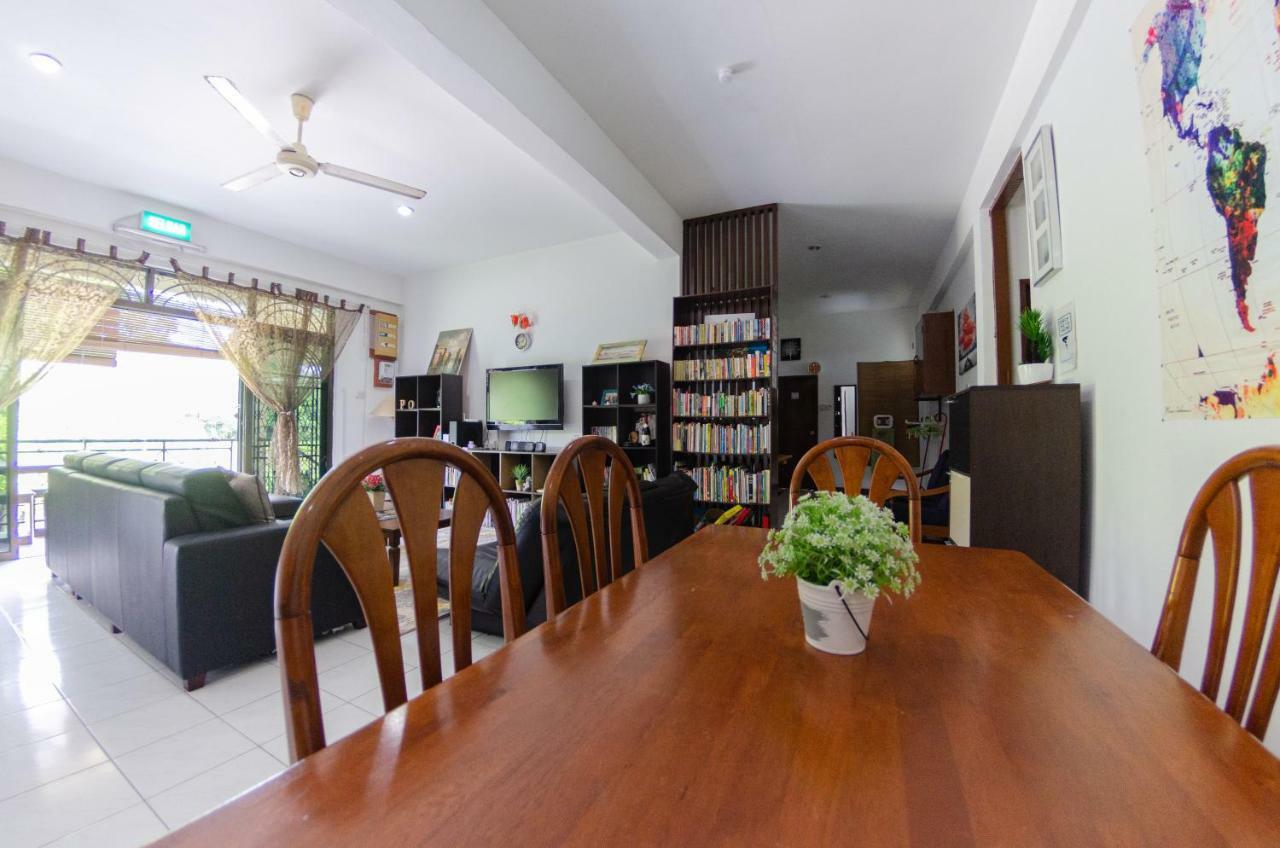Poni Homestay Muara Exterior foto
