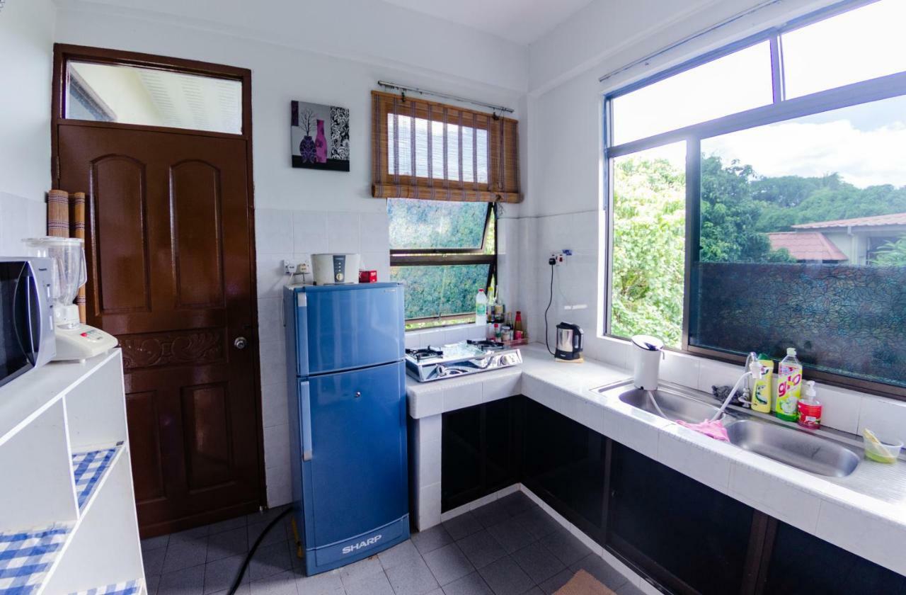 Poni Homestay Muara Exterior foto