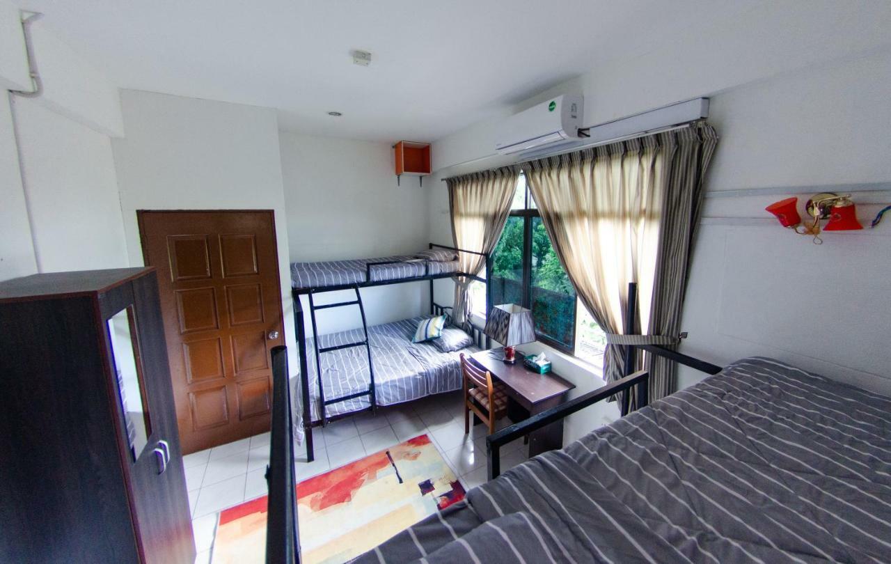 Poni Homestay Muara Exterior foto