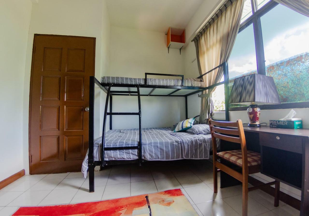 Poni Homestay Muara Exterior foto